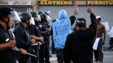 Manifestantes se enfrentan a la Policía en la ciudad de Los Angeles, en medio de las protestas el lunes en contra de la absolución de George Zimmerman.