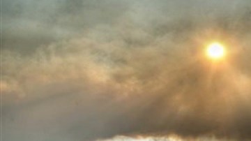 El humo del Mountain Fire oscurece el cielo sobre el Aeropuerto Internacional de Palm Springs.