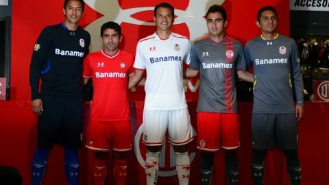 Aarón Galindo, Antonio Naelson “Sinha”, así como los porteros Alfredo Talavera y César Lozano fueron los encargados de modelar los nuevos uniformes