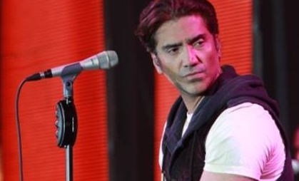 El mexicano Alejandro Fernández había informado que su nuevo disco llevará por título "Confidencias".
