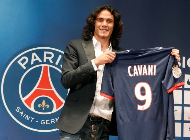El delantero uruguayo  Edinson Cavani muestra la camiseta del París Saint Germain en su presentación oficial de ayer con el club francés.