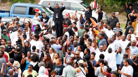 El activista musulmán Quanell X durante una de las manifestaciones que protagonizaron decenas de personas, el martes 17 de julio en Houston.