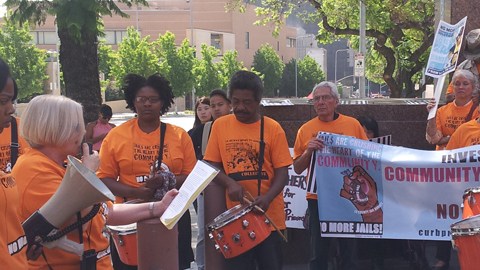 Miembros de la coalición Californianos Unidos por un Presupuesto Razonable (CURB), y de ACLU, protestaron ayer, ante la junta de supervisores, por las propuestas para mejorar el centro de Detención del Condado.