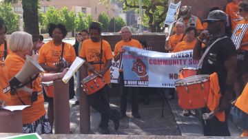 Miembros de la coalición Californianos Unidos por un Presupuesto Razonable (CURB), y de ACLU, protestaron ayer, ante la junta de supervisores, por las propuestas para mejorar el centro de Detención del Condado.