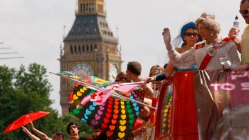 Un participante del desfile gay en Londres personifica a la Reina Isabel II. Este miércoles la soberna británica sancionó la ley que permitirá a las parejas gay contraer matrimonio en Inglaterra.