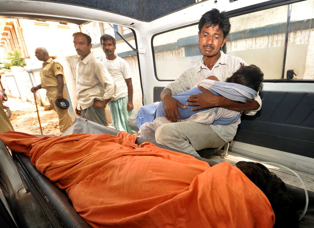 Un hombre llora dentro de una ambulancia mientras sostiene el cuerpo de su hija muerta, a su llegada al hospital en Patna.