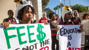 Los estudiantes contraen deudas hasta por 40,000 dólares.