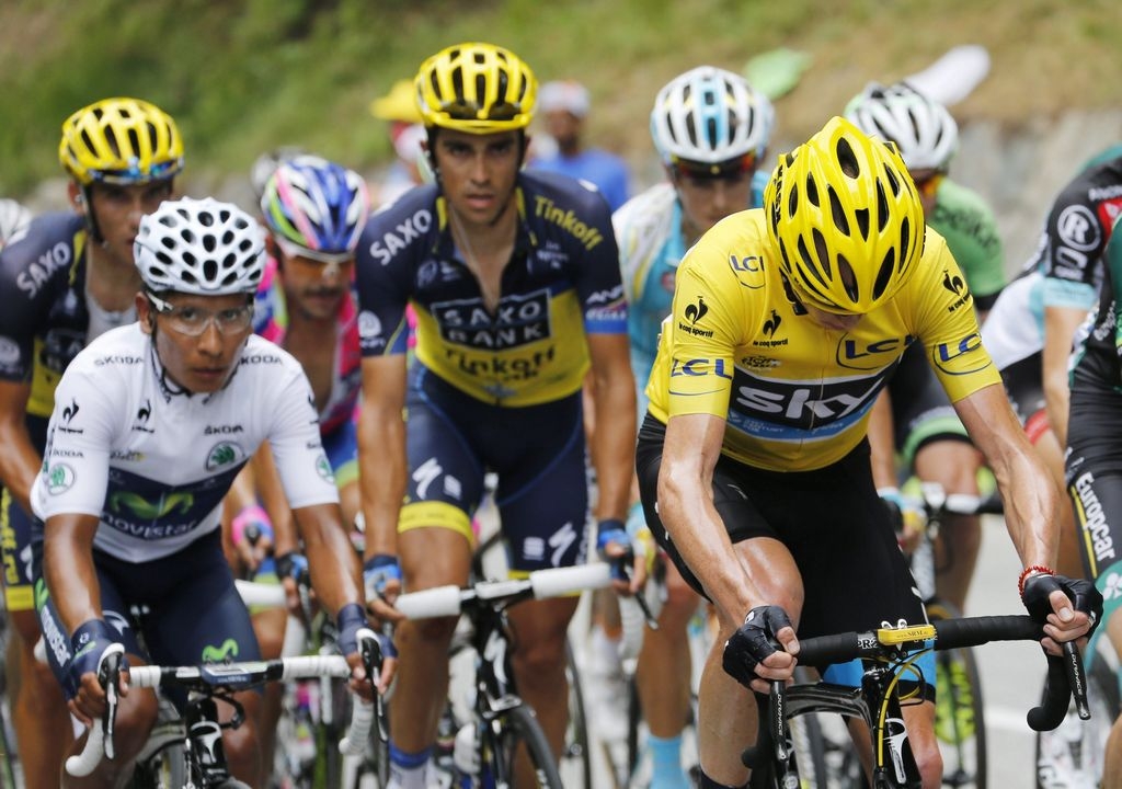 Contador (c) trató de mantener el paso de Froome (d) y Quintana (i) durante la subida.