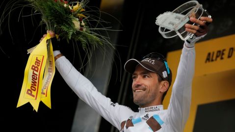 Riblon celebró en el podio tras la etapa más famosa del Tour.