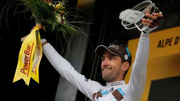 Riblon celebró en el podio tras la etapa más famosa del Tour.