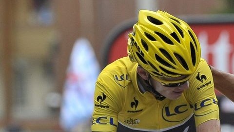 Richie Porte (d) cuidó al líder Froome durante los últimos kilómetros e incluso lo alimentó.