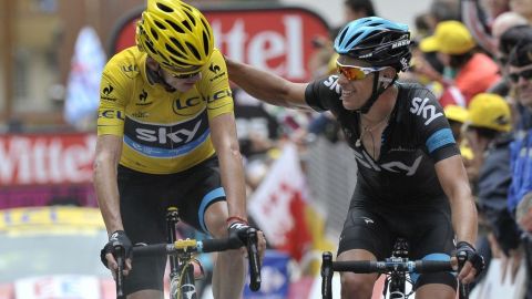 Richie Porte (d) cuidó al líder Froome durante los últimos kilómetros e incluso lo alimentó.
