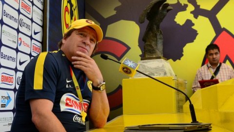 Miguel Herrera, técnico de las Águilas del América, en conferencia de prensa