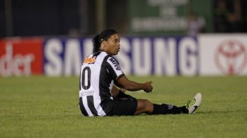 A Ronaldinho le arrojaron objetos en el partido ante Olimpia