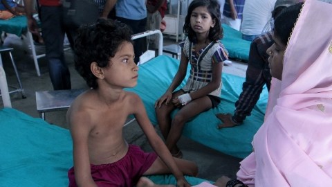 Estudiantes indios reciben tratamiento médico tras sufrir un presunto envenenamiento, en la ciudad de Patna, India.