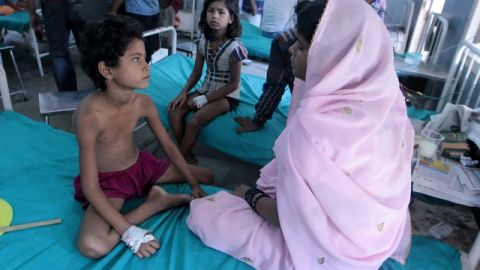 Estudiantes indios reciben tratamiento médico tras sufrir un presunto envenenamiento, en la ciudad de Patna, India.