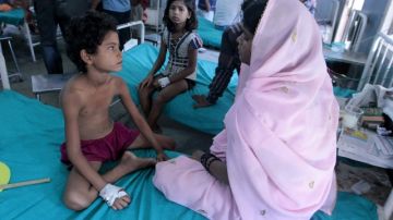 Estudiantes indios reciben tratamiento médico tras sufrir un presunto envenenamiento, en la ciudad de Patna, India.
