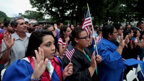 DREAMers y sus padres toman juramento en una ceremonia ficticia frente al Capitolio este mes. El Congreso trata de impulsar ahora el Dream Act.