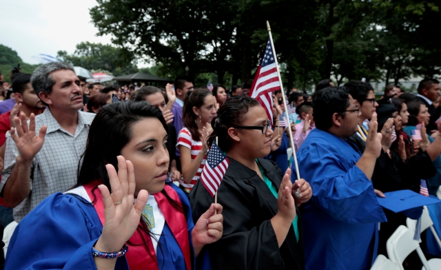DREAMers y sus padres toman juramento en una ceremonia ficticia frente al Capitolio este mes. El Congreso trata de impulsar ahora el Dream Act.