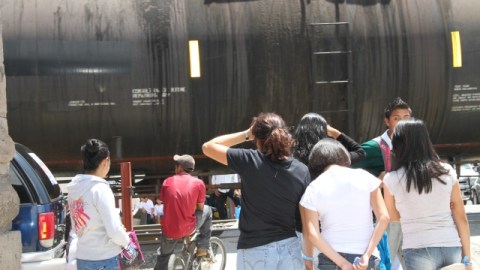 Pobladores de Apizaco, atestiguan la llegada de 'La Bestia', el tren carguero utilizado por migrantes centroamericanos.