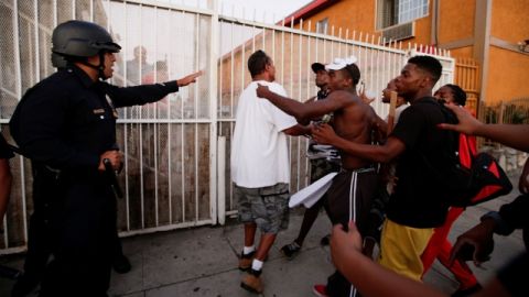 Agentes del LAPD tratan de controlar a protestantes durante una acción por el veredicto del caso Trayvon Martin esta semana.