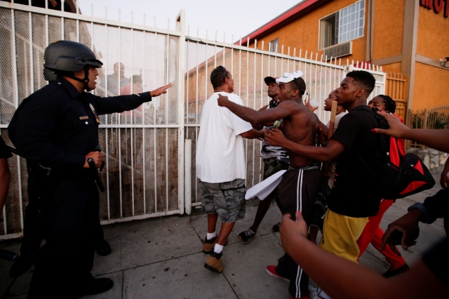 Agentes del LAPD tratan de controlar a protestantes durante una acción por el veredicto del caso Trayvon Martin esta semana.