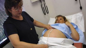 Lynn Gatton mide el crecimiento del feto de una  paciente.