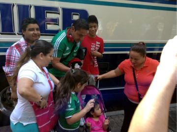 Moisés Muñoz atiende a varios aficionados  a su llegada al hotel en Atlanta.