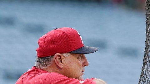 Mike Scioscia, mánager de los Angels, observa  una práctica de bateo de su equipo, que hoy recibe a los Atléticos de Oakland.