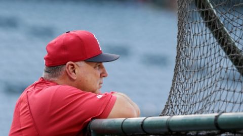 Mike Scioscia, mánager de los Angels, observa  una práctica de bateo de su equipo, que hoy recibe a los Atléticos de Oakland.