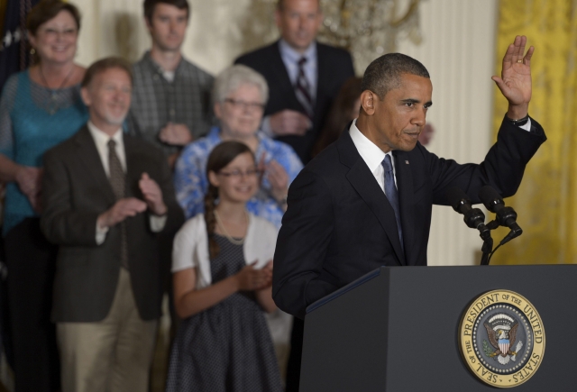 El presidente  Barack Obama defendió ayer  la ley  que busca  exigir a los estadounidenses que tengan un seguro médico.
