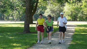 Caminar mejora la capacidad física para resistir enfermedades.