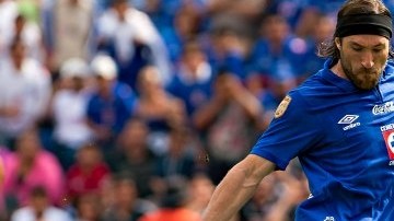 En la imagen, el delantero argentino Mariano Pavone