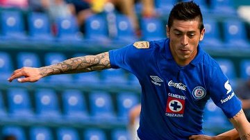 Alfredo Chávez, de Cruz Azul, y Ricardo Osorio, de Monterrey, disputan el esférico