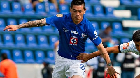 Alfredo Chávez, de Cruz Azul, y Ricardo Osorio, de Monterrey, disputan el esférico