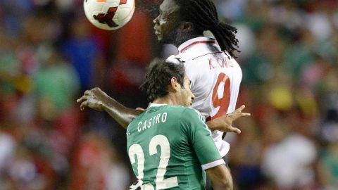 Kenwyne Jones, de Trinidad y Tobago, supera por alto a Alejandro Castro, de México