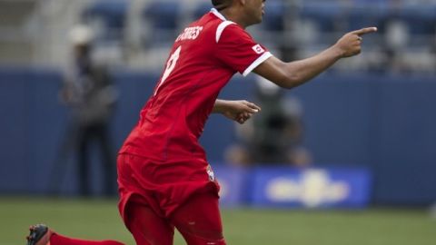 Gabriel Torres, de Panamá, lleva dos goles en el partido