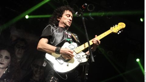 Álex Lora celebra este año sus casi cinco décadas de vida musical.