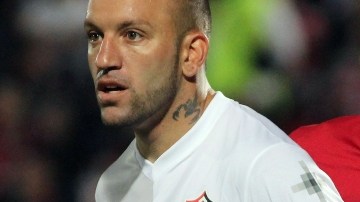 Matías Vuoso (izq.), autor de un doblete anoche, espera el esférico ante la marca del capitán de los Xolos,  Javier Marcelo Gandolfi.
