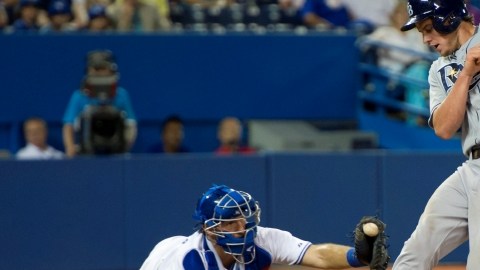 Will Myers elude el guante del receptor de Toronto,  J.P. Arencibia, para anotar en el juego de ayer ante los Azulejos.