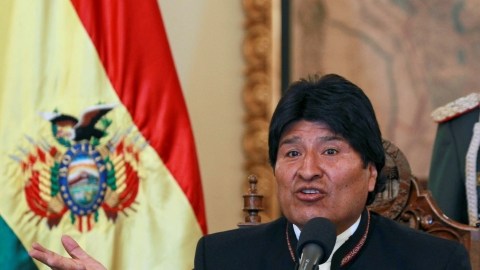 El presidente boliviano, Evo Morales, pide disculpas a Brasil por requisa al avión de su ministro de Defensa, Celso Amorim.