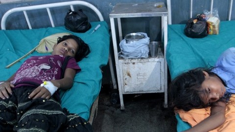Dos estudiantes indias reciben tratamiento médico tras sufrir un presunto envenenamiento, en la ciudad de Patna, India.