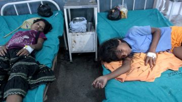 Dos estudiantes indias reciben tratamiento médico tras sufrir un presunto envenenamiento, en la ciudad de Patna, India.
