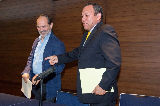 Gustavo Madero (PAN) y  Jesús Zambrano (PRD) en una conferencia de prensa.
