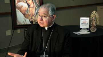 En varios momentos del libro, el Arzobispo José Gómez llama la atención a cristianos y otros que tienen sentimientos antiinmigrantes, chauvinistas o 'nativistas'.