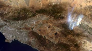 Esta imagen de la NASA muestra el humo del incendio forestal cerca de Idyllwild, California (d), y el área de Los Ángeles (i). El incendio en las montañas de San Jacinto se ha ampliado a cerca de 39 millas cuadradas.