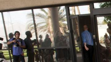 Un grupo también se manifestó frente a la oficina del senador John McCain para exigir que la frontera no sea militarizada.