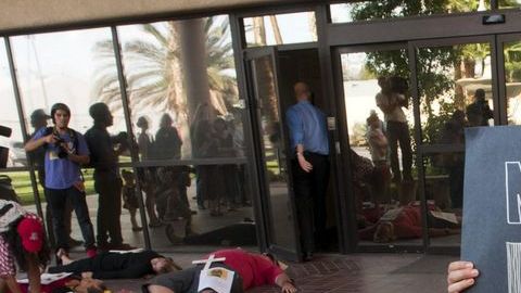 Un grupo también se manifestó frente a la oficina del senador John McCain para exigir que la frontera no sea militarizada.