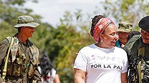 Foto de archivo. La entonces senadora Piedad Córdoba comparte un recorrido con integrantes de las FARC, en San Isidro al sur de Colombia. Mayo 30, 2012.  (Fernando Vergara, AP)