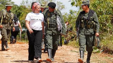 Foto de archivo. La entonces senadora Piedad Córdoba comparte un recorrido con integrantes de las FARC, en San Isidro al sur de Colombia. Mayo 30, 2012.  (Fernando Vergara, AP)